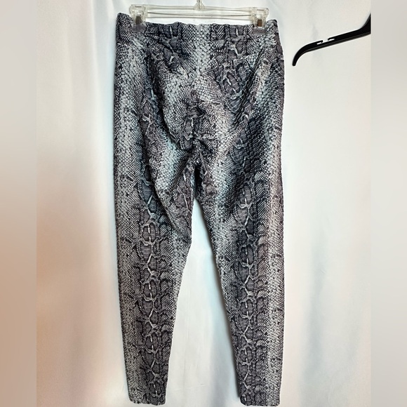 Trendy Snakeskin Booty Scrunching Leggings Size XL - Picture 3 of 7